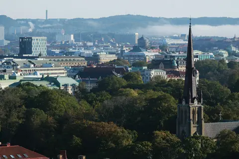 Utsikt över Göteborgs tak med en kyrka i förgrunden