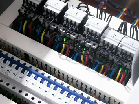 Automatsäkringar och kablar i en öppnad elcentral