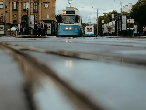 Blå spårvagn på en gata i Göteborg