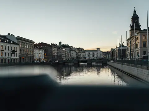Stora Hamnkanalen i Göteborg i kvällsljus