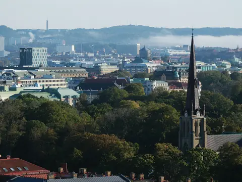 Utsikt över Göteborg med en kyrka i förgrunden